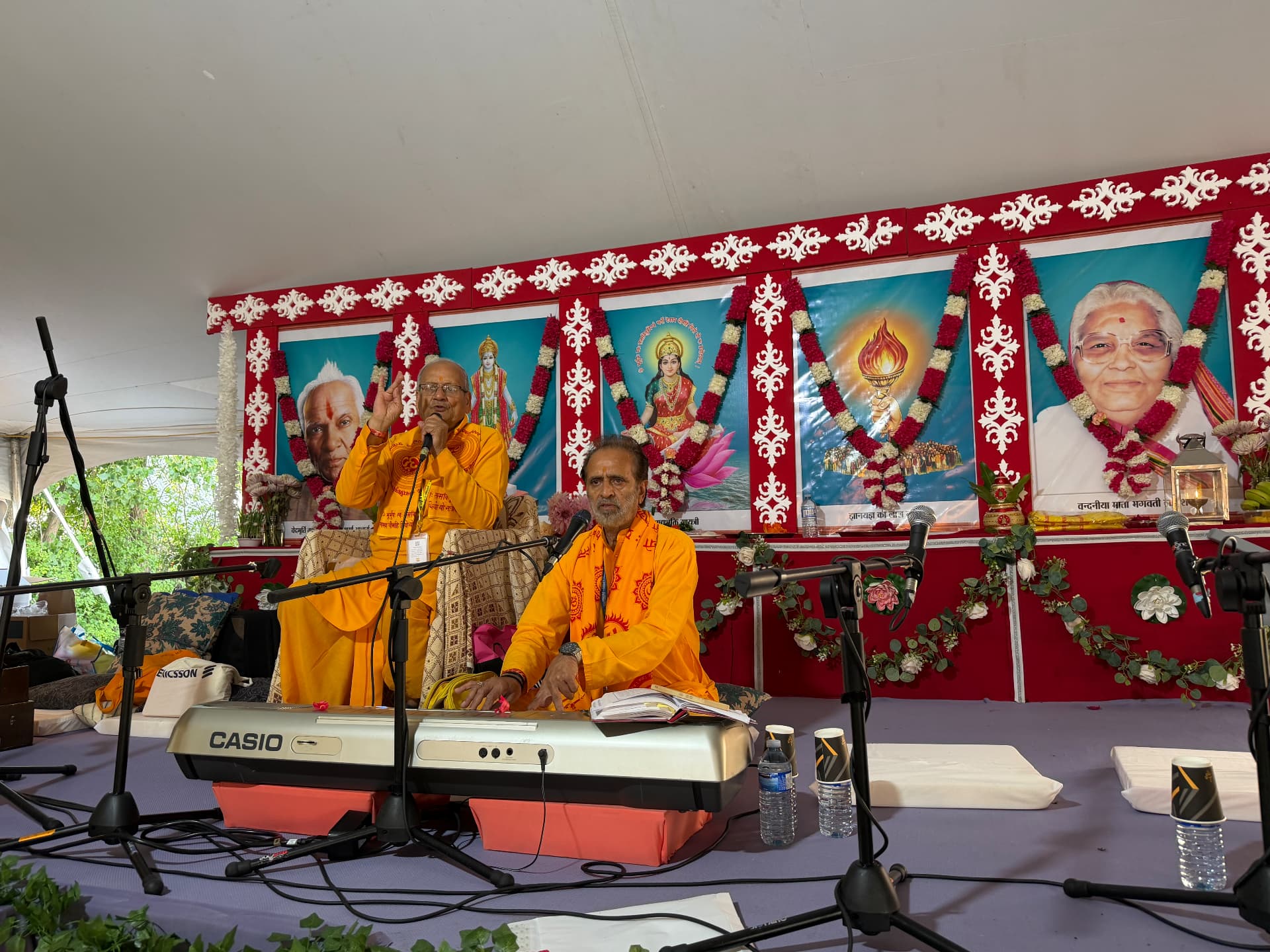 Acharyas leading the yagna with Pragna Sangeet