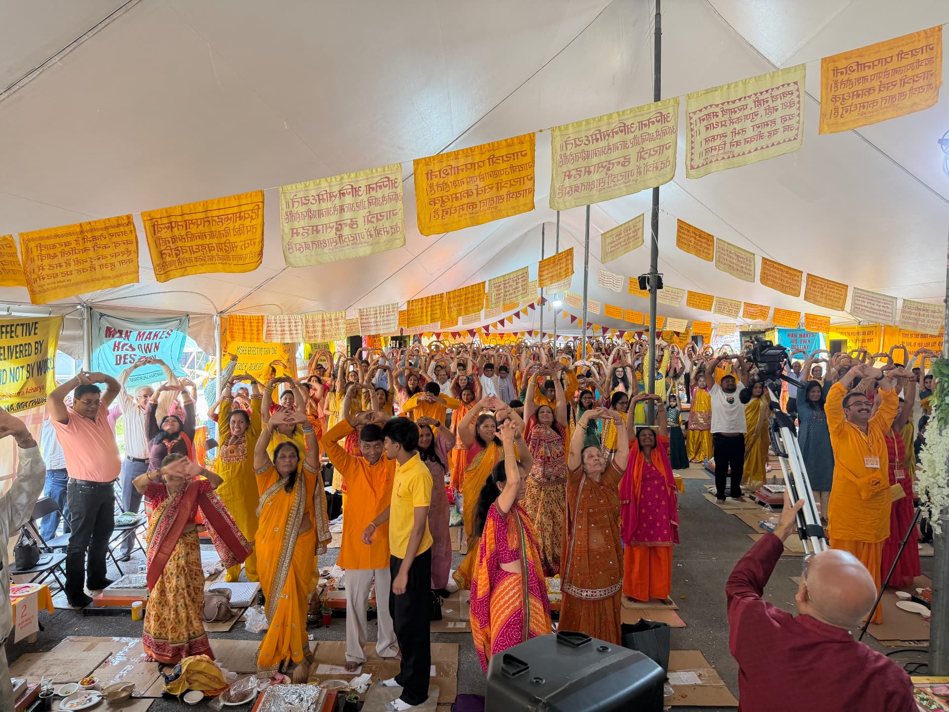 Assembly performing the Gayatri mudra together during the yagna