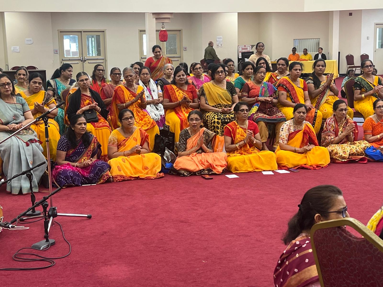 Assembly of devotees during the aarti