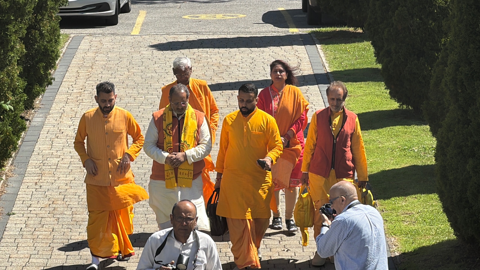 Dignitaries walking to the mandir entrance